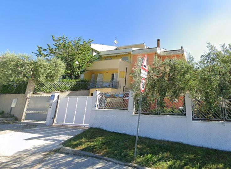 Casa Nadia A Pochi Passi Dal Mare Con Garage, Terrazza E Sala Giochi Lägenhet Numana Exteriör bild